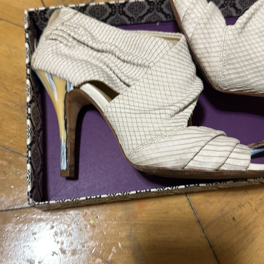 Off white snake skin 4 inch heel Isola open toe shoes size 9.5